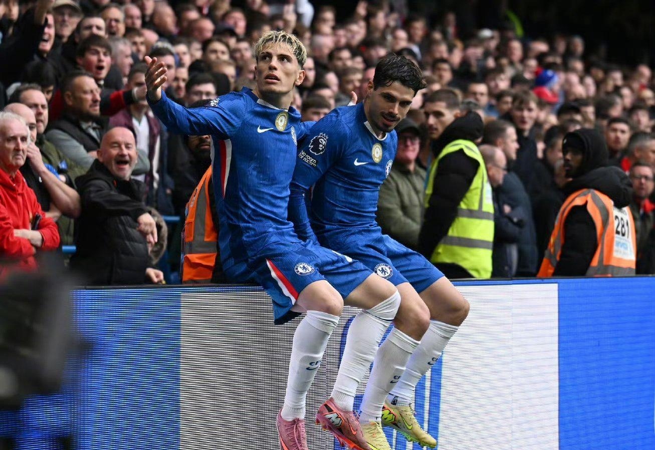 库里谈与斯潘塞搭档：只要是球商高的球员，我就能和他搭档（库里谈与斯潘塞联手：只要球商高，就能与我合拍）