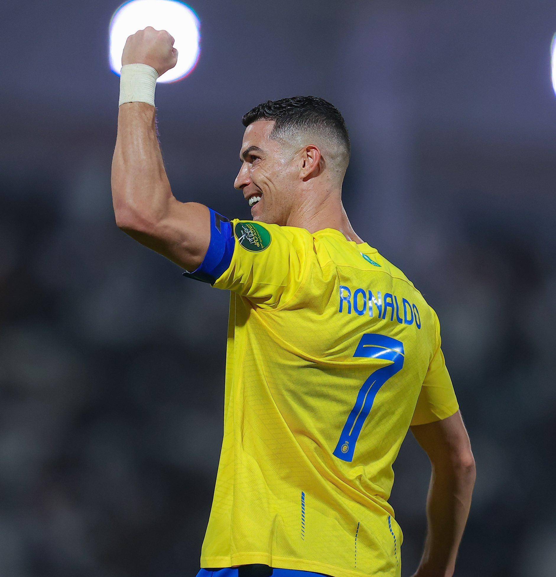 罗体：卢卡库本周末可能归队，预计意超杯半决赛踢米兰时复出（罗马体育报：卢卡库或于本周末归队，预计在意超杯半决赛对米兰时复出）