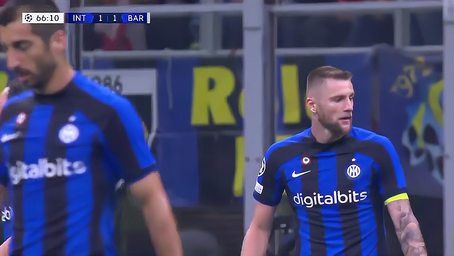 飞起来了！美国高中球员这波操作太秀了！（起飞！美国高中球员这一波神操作震撼全场）