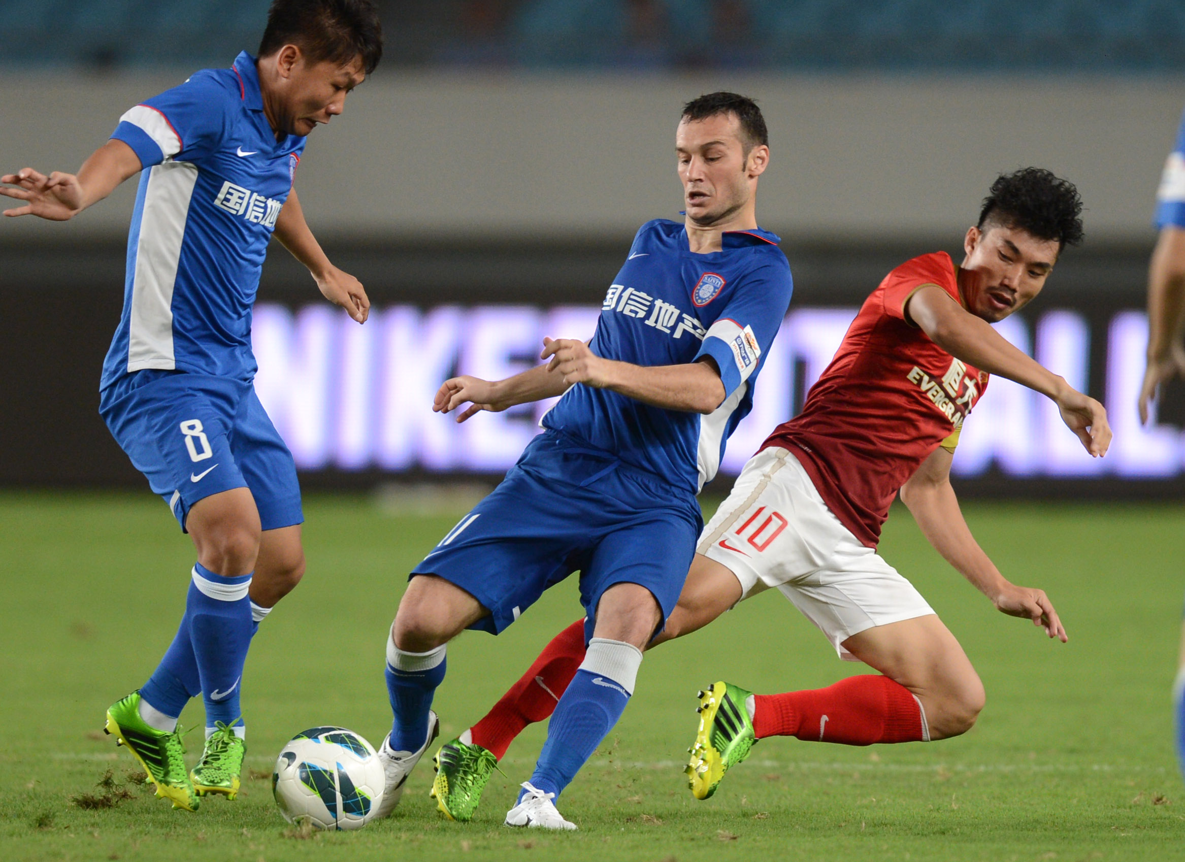 杜兰特关键中投命中，全场欢呼（杜兰特关键时刻中投命中，全场沸腾）