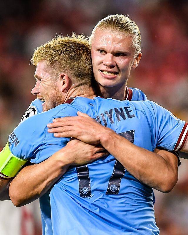 人行道上骑车容易打滑，老哥这么戴头盔，就是在糊弄自己啊（人行道骑车易打滑，这样戴头盔等于自欺欺人）