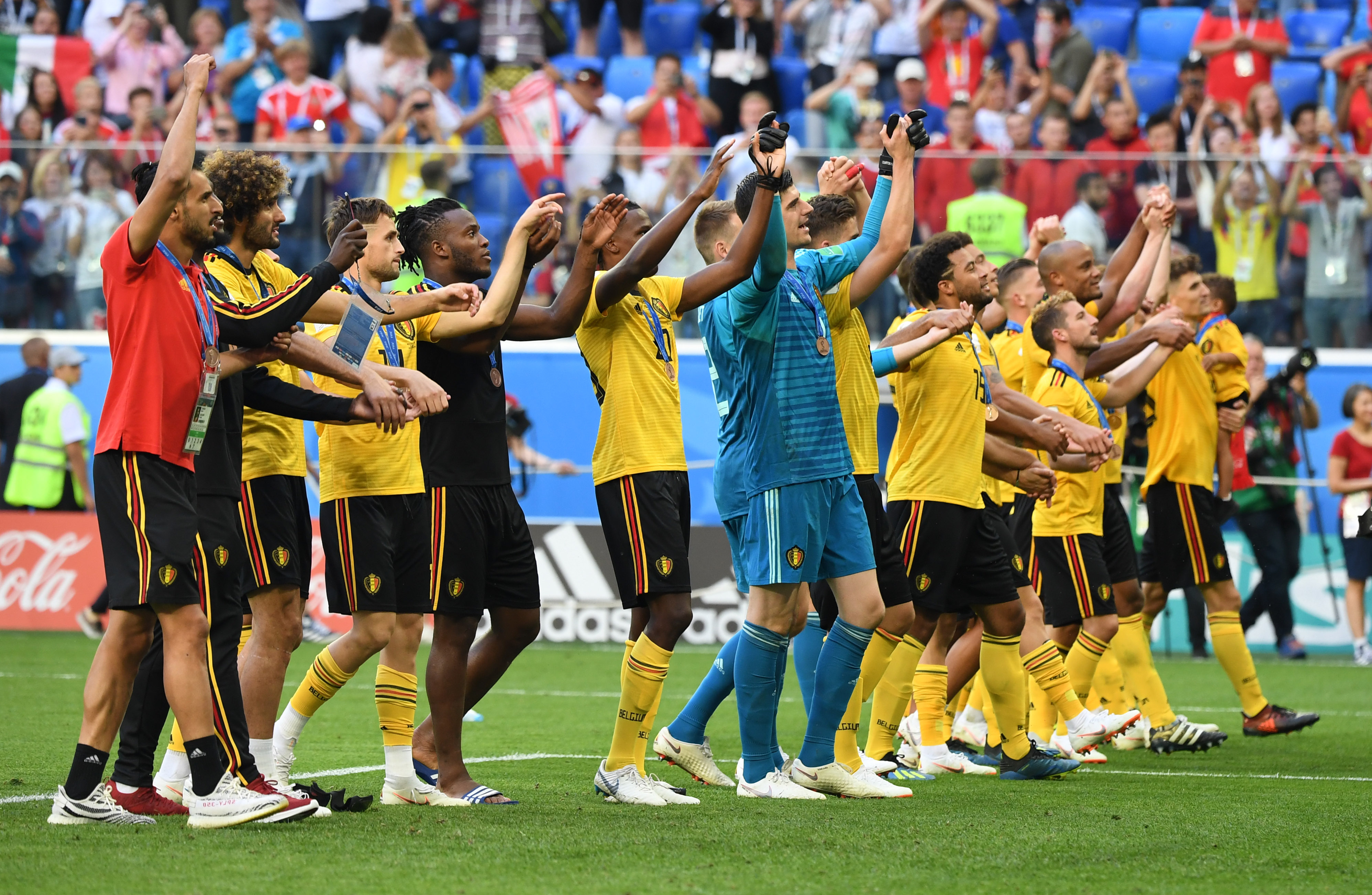 世界波直挂死角，全场尖叫（惊天远射命中死角，全场沸腾）