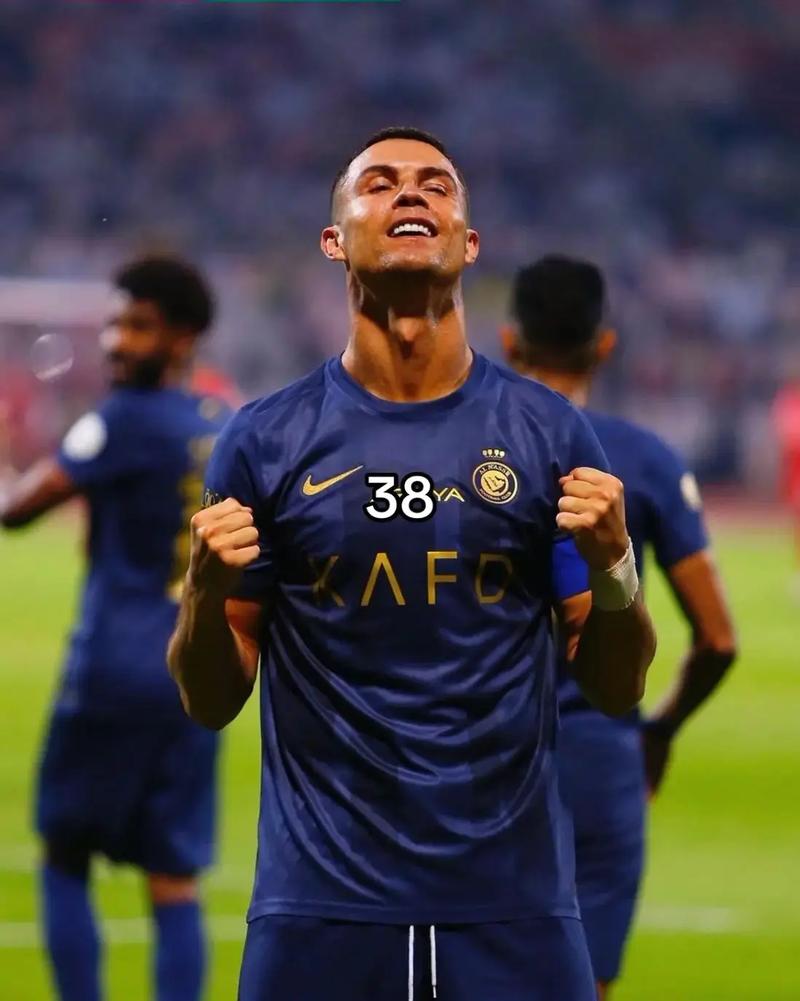 欧冠半场：蒂尔破门，阿尔瓦雷斯扳平，埃因霍温1-1马竞（欧冠半场战况：蒂尔先开纪录，阿尔瓦雷斯追平，埃因霍温暂与马竞1-1）