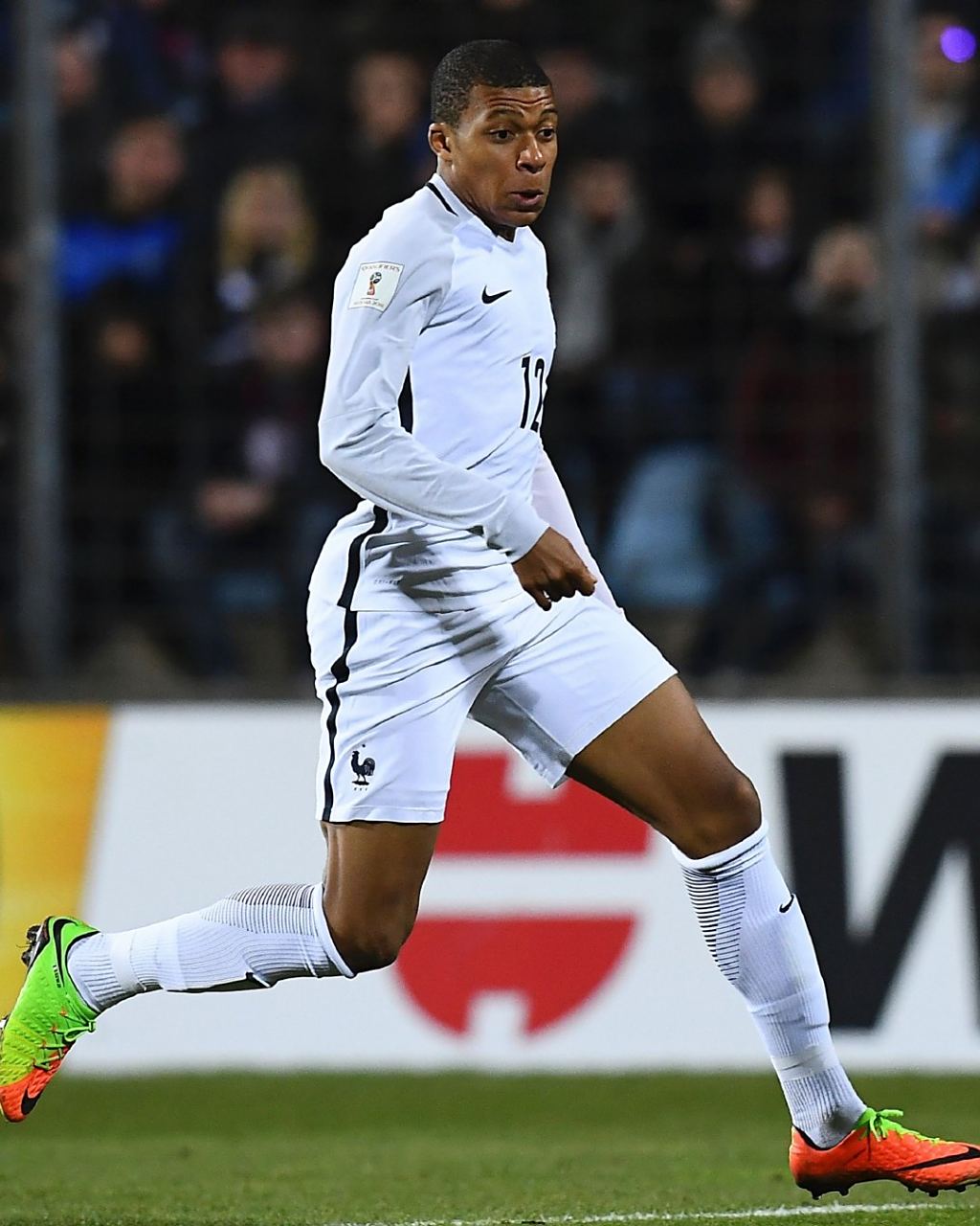 记者问批评球员是否担心更衣室反对，穆帅：你爸对你永远都很好？（被问批评球员会否惹更衣室不满，穆帅反问：你爸会一直对你好吗？）